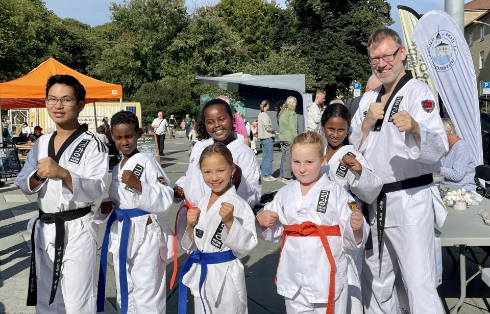 Trener Werner Lindgård i Keum Gang Taekwondo tok med seg noen av elevene sine for å vise fram hva de kan.