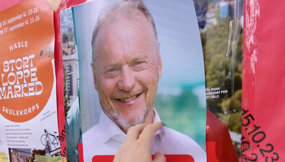 Ap-plakat med Raymond Johansen klistret over Rødt og 1. kandidat Siavash Mobasheri. Valg 2023. Foto: Rødt
