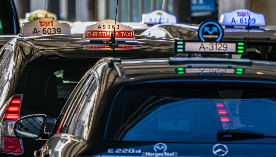 Et knippe drosjer fra ulike selskaper på holdeplassen utenfor Oslo S. Konkurransetilsynet ønsker ikke å regulere drosjemarkedet.