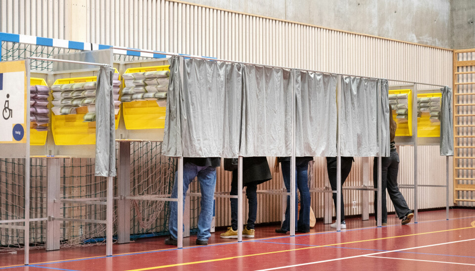 Oslo 20230911. Stemmeseddeler og valgurne i stemmelokalet på Uranienborg skole i Oslo.