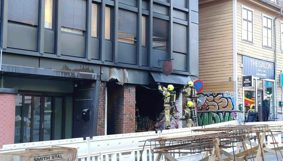 Brannvesenet i aksjon på stedet like etter at flammene var slått ned i Akersgata.