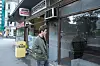 Ola Sæter Heitmann (28) bor på Grønland og reagerer på at lokalet til bruktbutikken Merkatå, som flyttet i mars, fortsatt står tomt.