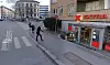 Politimannen kom ut fra denne Prix-butikken og skulle opp mot Maries gate til høyre der politibilen sto delvis parkert på fortauet. Illustrasjonsfoto: Google maps