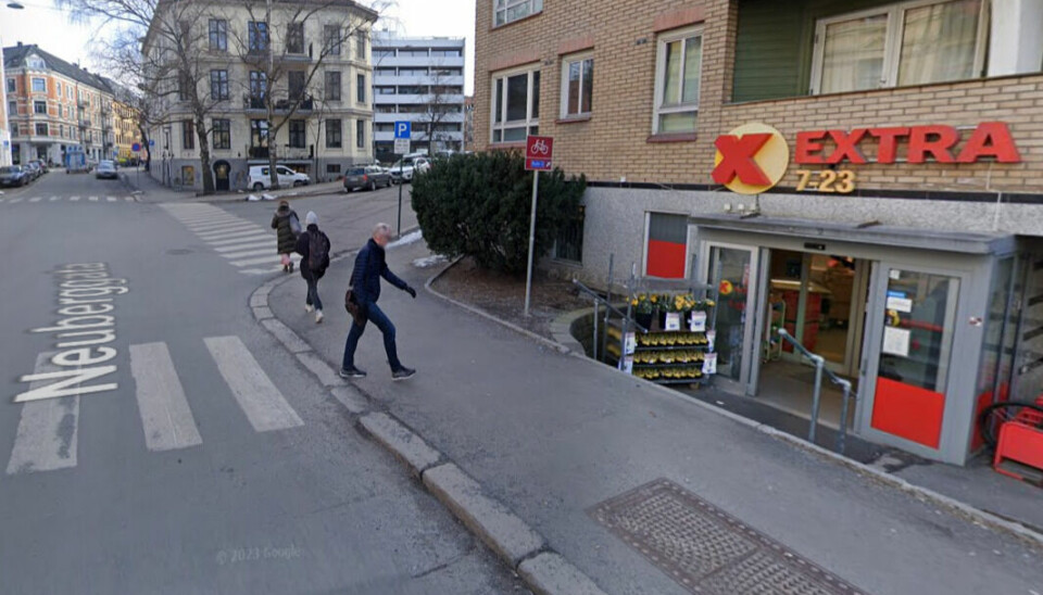 Politimannen kom ut fra denne Prix-butikken og skulle opp mot Maries gate til høyre der politibilen sto delvis parkert på fortauet. Illustrasjonsfoto: Google maps