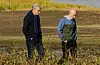 Hurdal 20210928. Ap-leder Jonas Gahr Støre (t.v.) sammen med Thomas Boe Hornburg under en luftetur under sonderinger mellom SV, Ap og Sp om mulig regjeringssamarbeid på Hurdalsjøen hotell tirsdag. Foto: Lise Åserud / NTB