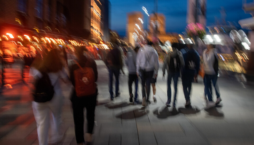 Oslo 20210710. Første helgen Oslo har åpent etter midnatt. Personer går langs gate ved Aker Brygge.Foto: Annika Byrde / NTB