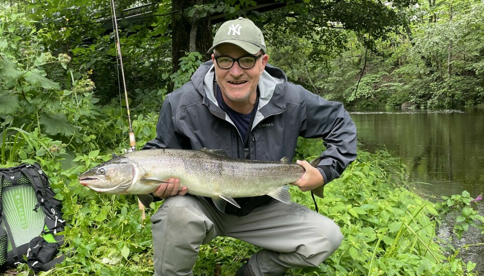 Årets største laks i Oslo-elvene ble tatt allerede 17. juli. Her poserer storfisker Harald Skaug (63) med storlaksen på 7,2 kg. Skaug kan også vise til en laks på 5,0 kg og en sjøørret på 2,4 kg.