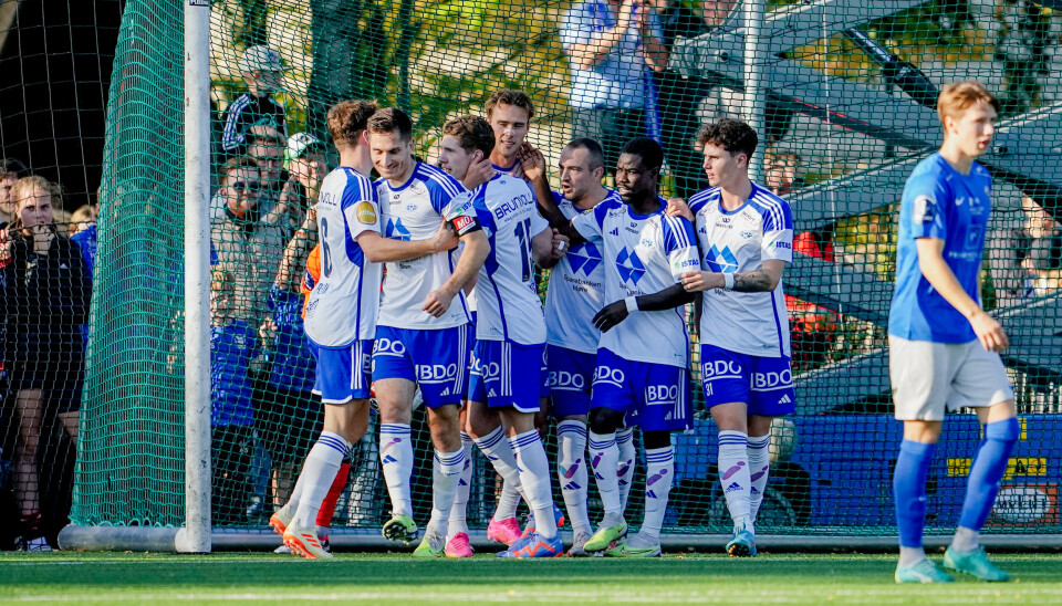 Moldes Magnus Grødem blir gratulert etter 0–1 scoringen under semifinalen i fotball-NM for menn mellom Kjelsås og Molde på Grefsen stadion.
