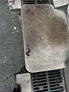 Blodflekker på fortauet
