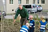 Jacob Moestue og kidsa i hagen