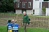 Jacob Moestue og kidsa i hagen