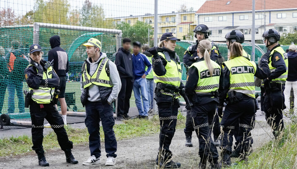 Politiet på plass ved banen under kvartfinalen i Oslomesterskapet i fotball mellom Klemetsrud og Holmlia på Mortensrud.