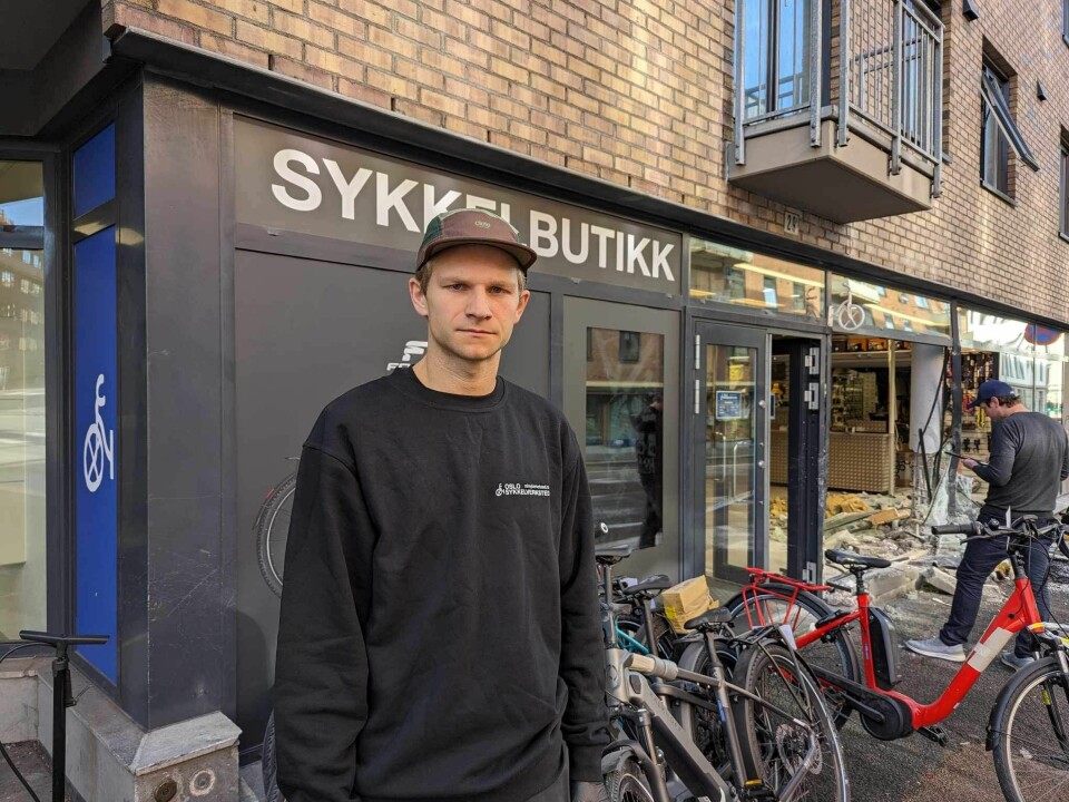 Lars Håkon Slette utenfor butikklokalet i Sannergata der det smalt mandag formiddag.