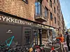 Bilen gjorde omfattende skade på fasaden og butikklokalet.