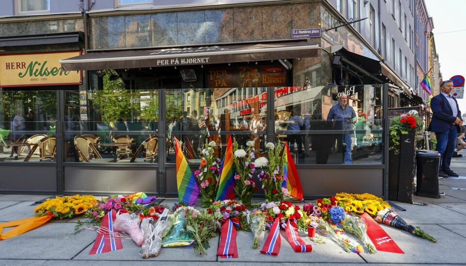 Oslo 20230625. Blomster ved «Per på Hjørnet» i forbindelse med 25.juni markeringen under Pride-uka i Oslo.Foto: Frederik Ringnes / NTB