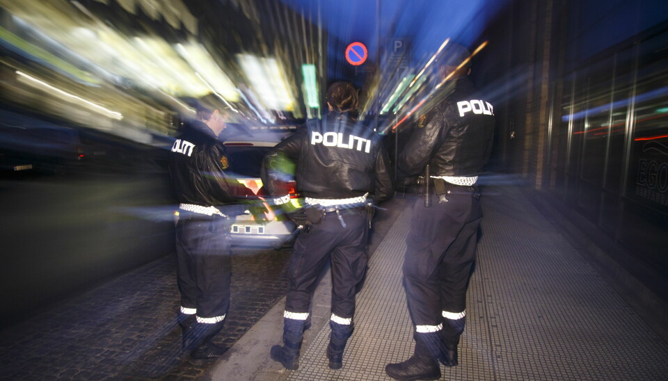 SKI 20161213.Politiet i arbeid. Tre politifolk gjør seg klare til patruljering i gatene. NB! Modellklarert til redaksjonell bruk. Foto: Heiko Junge / NTB