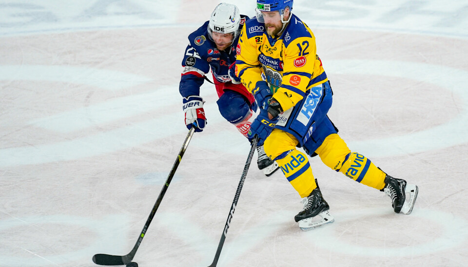 Jacob Berglund (til høyre) gjorde mål for Storhamar mot Vålerenga i eliteserien i ishockey lørdag. Her i duell Martin Røymark i semifinaleserien i sluttspillet sist sesong.
