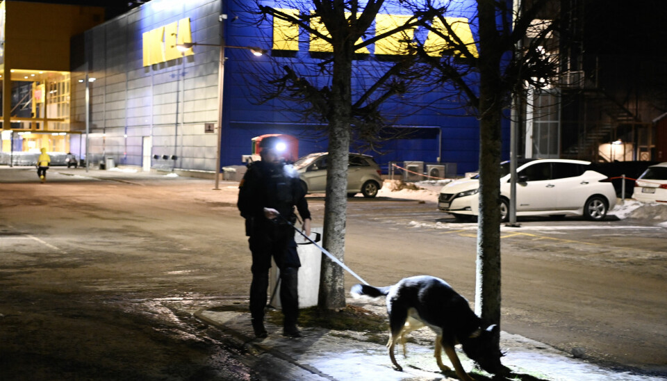 Oslo 20230221. Politiet har rykket til Furuset etter melding om skyting mot en bil på en parkeringsplass. Det har vært avfyrt flere skudd. En person får behandling for skuddskader på sykehus. Foto: Annika Byrde / NTB