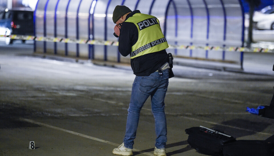 Oslo 20230221. Politiet har rykket til Furuset etter melding om skyting mot en bil på en parkeringsplass. Det har vært avfyrt flere skudd. En person får behandling for skuddskader på sykehus. Foto: Annika Byrde / NTB