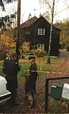 Oslo 19931011. Forlagssjef William Nygaard ble skutt og alvorlig såret utenfor sitt hjem i Dagaliveien. Politiet sperret av området rundt boligen etter drapsforsøket. Attentatet ble satt i sammenheng med utgivelsen av boken 'Sataniske vers' av Salman Rusdie på Aschehoug Forlag.NTB arkivfoto Terje Bendiksby / NTB