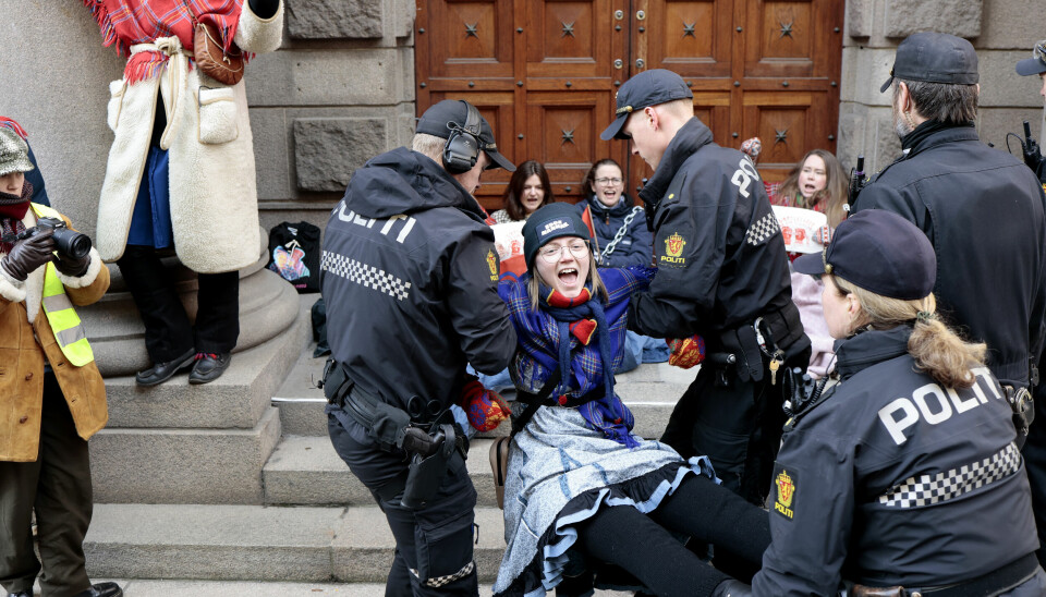 Oslo 20230302. Aksjonister ble båret bort av politet da de torsdag fortsatte sine demonstrasjoner i regjeringskvartalet i protest mot at vindturbinene på Fosen, som Høyesterett har sagt at er ulovlige, ikke er revet.