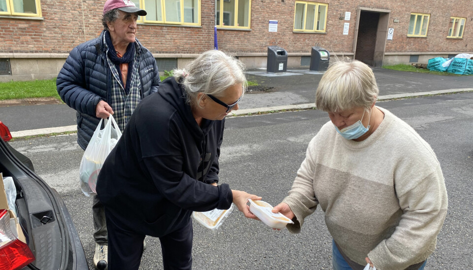Marianne Møller deler ut mat ved Treffstedet