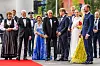 Oslo 20220616. F.v.: Oslo-ordfører Mariannee Borgen, statsminister Jonas Gahr Støre (Ap), dronning Sonja, kong Harald, @psv@, Marius Borg Høiby, prinsesse Ingrid Alexandra, kronprinsesse Mette-Marit og kronprins Haakon ankommer regjeringens feiring av prinsesse Ingrid Alexandras myndighetsdag torsdag. Festarrangementet holdes på Deichman Bjørvika, Oslos hovedbibliotek.Prinsesse Ingrid Alexandra fylte 18 år 21. januar 2022. Markeringene av myndighetsdagen ble utsatt til juni på grunn av smittesituasjonen og koronarestriksjonene. POOL.Foto: Håkon Mosvold Larsen / NTB