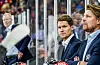 Oslo 20230915. Hovedtrener Roy Johansen (t.v.), spiller Alexander Bonsaksen og assistentrener Morten Ask i Frisk Asker under eliteseriekampen i ishockey mellom Vålerenga og Frisk Asker på Jordal Amfi.