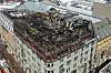 Oslo 20230612. Slokkearbeidet pågår fortsatt i kontorbygningen i krysset Grensen - Akersgata, Grensen 17, i Oslo. Brannen skal ha startet på takterrassen i den åtte etasjer høye kontorbygningen.Foto: Cornelius Poppe / NTB