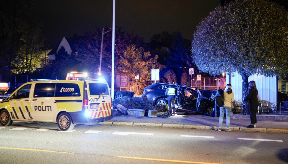 Oslo 20231016. En bil med fire personer kjørte inn i en vegg på Holtet i Oslo mandag kveld.Foto: Cornelius Poppe / NTB