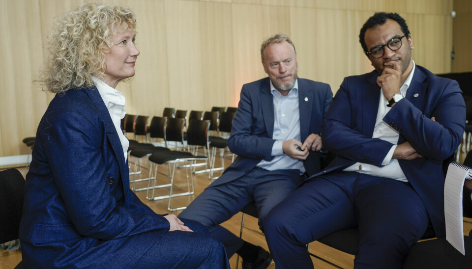 Oslo 20220512. Tone Hansen er ansatt som ny adm. direktør i Munch-museet.Byråd for kultur, idrett og frivillighet Omar Samy Gamal (SV) t.h.og byrådsleder Raymond Johansen (Ap) i midten.Foto: Terje Pedersen / NTB