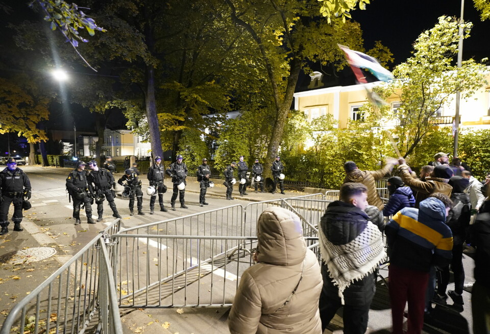 Oslo 20231018. Demonstrasjon utenfor Israels ambassade natt til onsdag.Foto: Lise Åserud / NTB