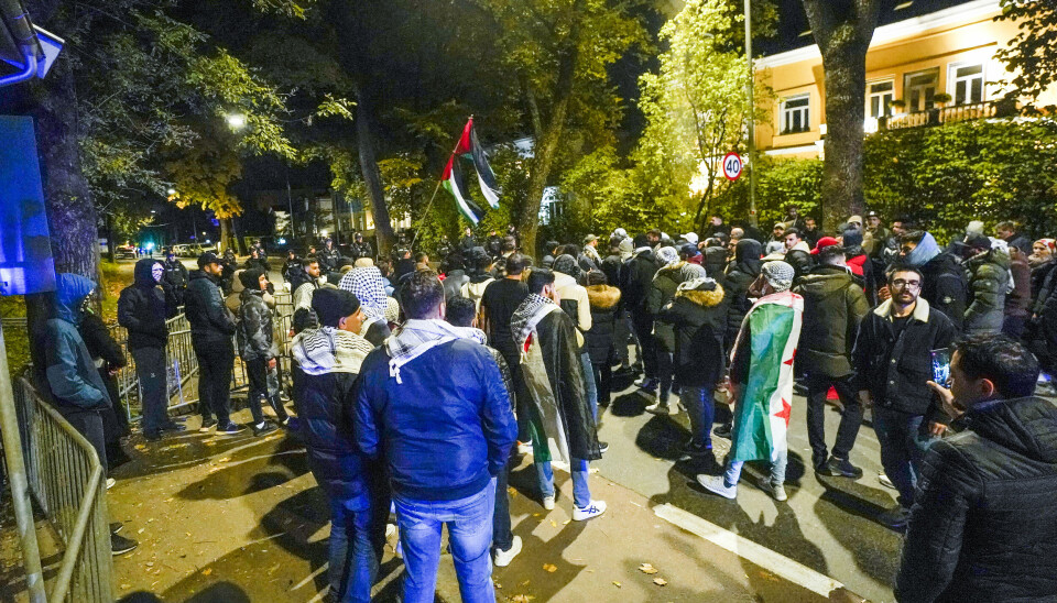Oslo 20231018. Demonstrasjon utenfor Israels ambassade natt til onsdag.Foto: Lise Åserud / NTB