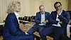 Oslo 20220512. Tone Hansen er ansatt som ny adm. direktør i Munch-museet.Byråd for kultur, idrett og frivillighet Omar Samy Gamal (SV) t.h.og byrådsleder Raymond Johansen (Ap) i midten. Foto: Terje Pedersen / NTB