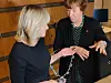 Så var ordførerkjedet med Oslos skytshelgen St. Hallvard overlevert fra Marianne Borgen (SV) til Anne Lindboe (H). Foto: Arnsten Linstad