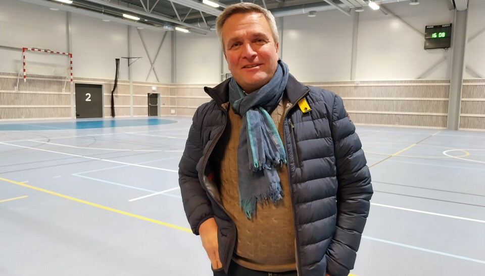 Jørund Strømseng er Linderud Idrettslag personlig. Her viser han fram idrettslagets storstue, Linderudhallen.