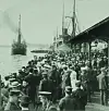Emigranter ved Langbryggen 1905 idet DS Angelo seiler.