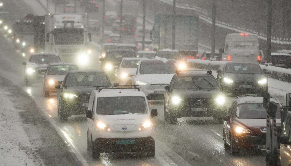 Tett trafikk i snøværet på E18 mandag morgen.