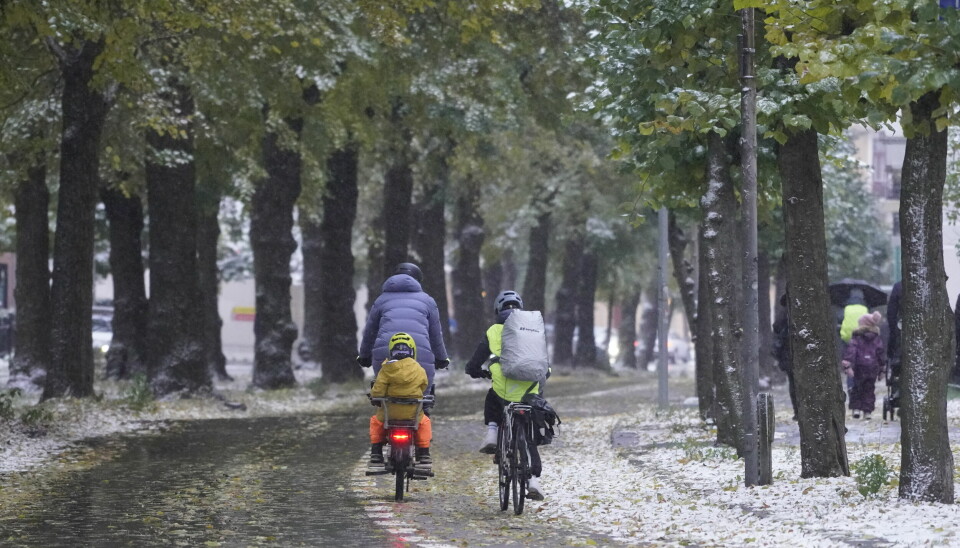 Litt snø i Oslos gater hindret ikke folk i å kaste seg på sykkelen mandag morgen.