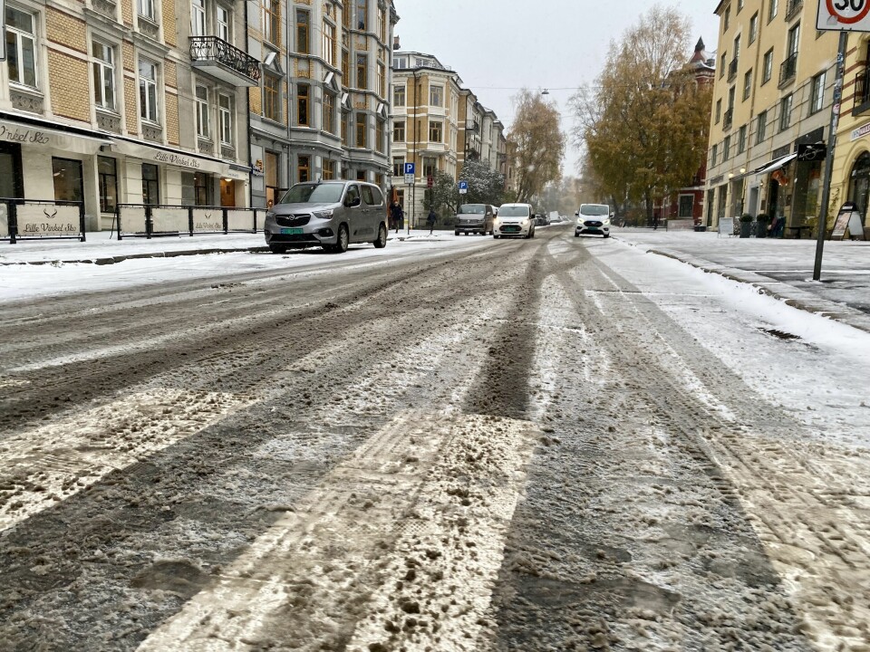 Snø og slaps preger trafikken i Oslos gater mandag.