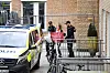 Oslo 20230515. Leder Lene Haug fra aksjonsgruppa Redd Ullevål Sykehus blir eskortert ut av politiet fra fløy E3 på Rikshospitalet mandag morgen. Aksjonsgruppa ønsker å stanser rivearbeidene og begrunner dette med at arbeidet bryter med loven på flere punkter.Foto: Annika Byrde / NTB