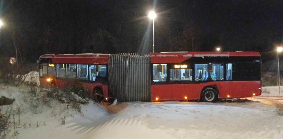 Buss kjørte av veien på Mortensrud. 30.10.2023 Vinterens første snøfall skapte kaos i Oslo.