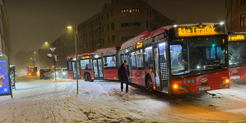 Snøkaos ved vinterens første snøfall. Busser kjørte forbi holdeplassen i krysset Fagerheimgata /Dælenenggata øverst på Grünerløkka. Foto: Tipser