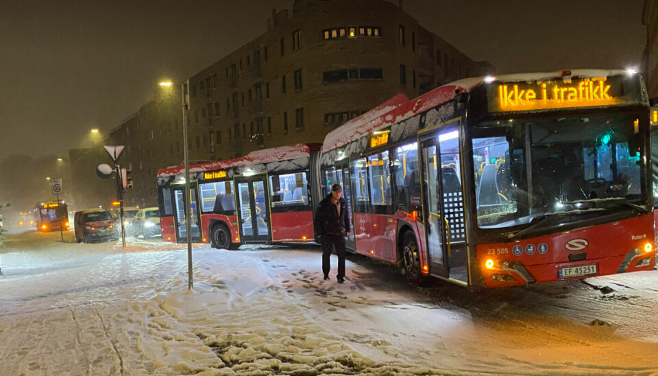 Snøkaos ved vinterens første snøfall. Busser kjørte forbi holdeplassen i krysset Fagerheimgata /Dælenenggata øverst på Grünerløkka. Foto: Tipser