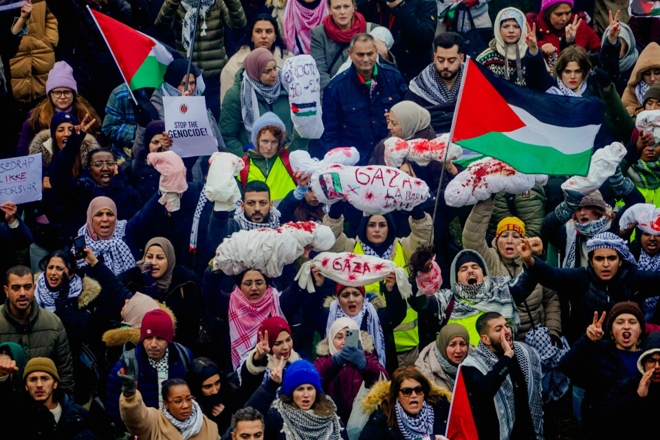 Oslo 20231031. Demonstrasjon på Eidsvolls plass i forbindelse med at Danmark, Sverige, Finland og Island avsto fra å stemme over fredagens FN-resolusjon om umiddelbar, varig og vedvarende humanitær våpenhvile på Gaza.