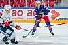 Oslo 20230926. Vålerengas Tommi Taimi th. I aksjon under kampen i eliteserien i ishockey mellom Vålerenga og Lørenskog på Jordal amfi.