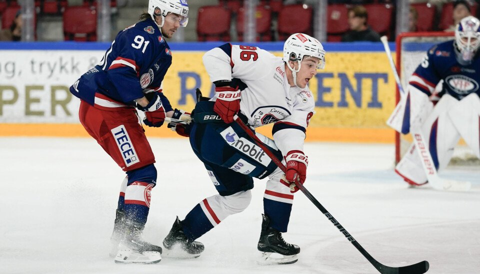 Oslo 20230926. Vålerengas Linus Rosdahl og Nicolai Eliesen under kampen i eliteserien i ishockey mellom Vålerenga og Lørenskog på Jordal amfi.