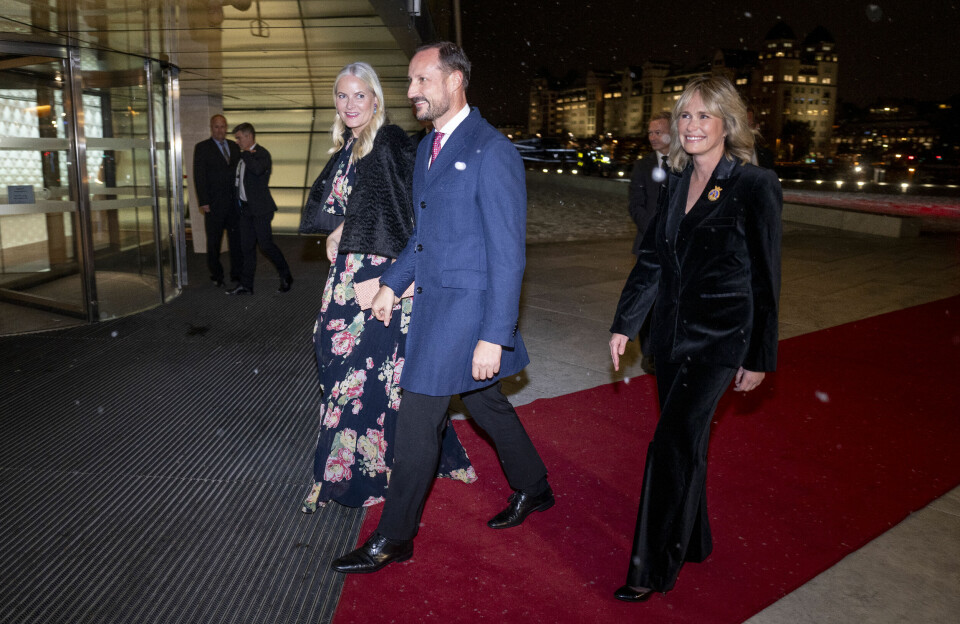 Oslo 20231031. Kronprins Haakon, kronprinsesse Mette-Marit og Oslos ordfører Anne Lindbo ankommer utdeling av Nordisk råds priser i Operaen.Foto: Javad Parsa / NTB