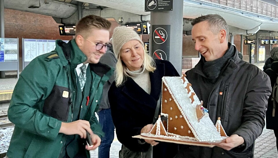 Torstein Bae viser frem det arkitekttegnede pepperkakehuset til overkonduktør Stian Hansen Norderhaug på Oslo S. Fra Snøhetta Ingebjørg Skaare.