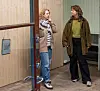 To kvinner står i et tomt lokale. Døren er åpen.
